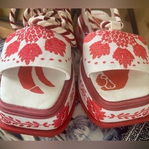 FARM Rio Embroidered Ankle Tie Platform Sandal in Red Embroidery US size 8